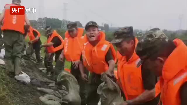 武警官兵在抗洪大堤上合唱鼓劲