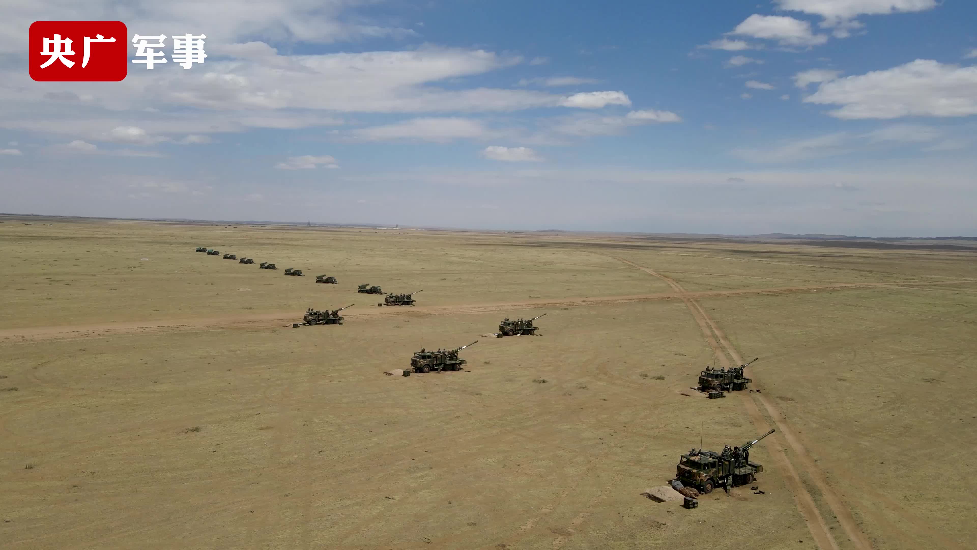 陆军第79集团军某合成旅开展多型火器跨昼夜实弹射击演练