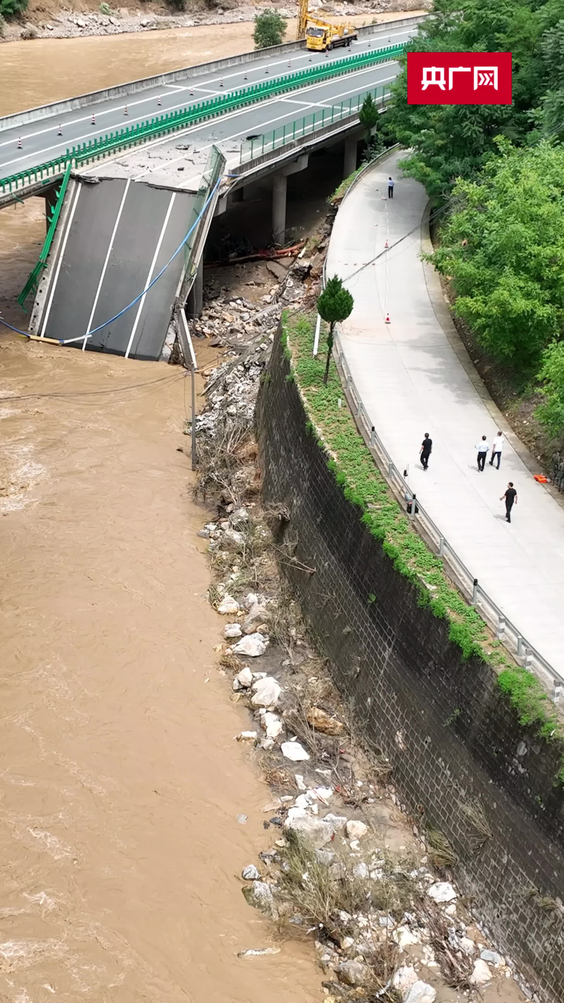 灞桥区路面塌陷图片