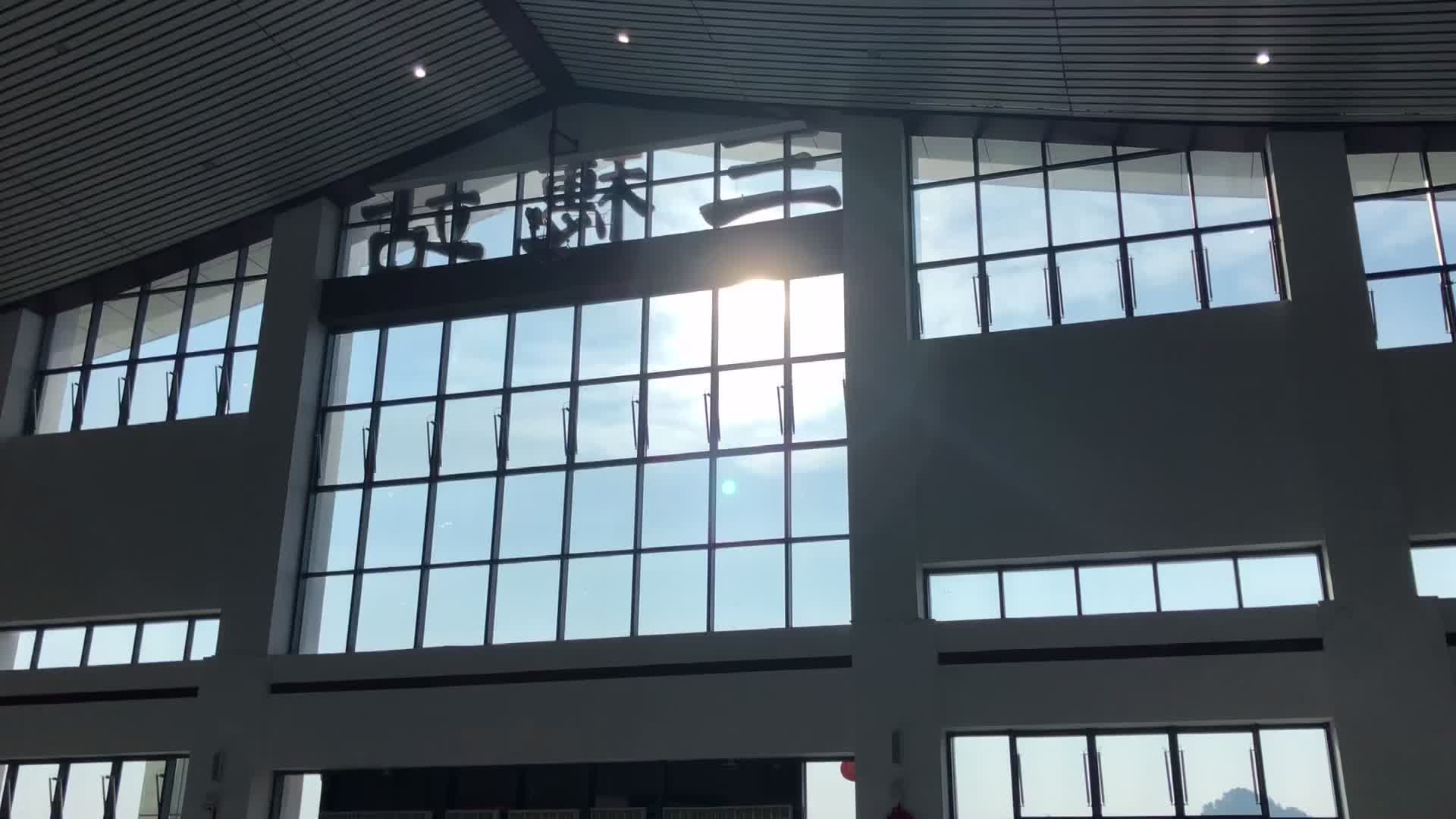 黔东南州锦屏县550余名务工人员在三穗站乘高铁出发前往浙江省